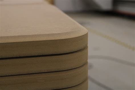 Präziser CNC Zuschnitt und Fräsarbeiten für Innenausbau.